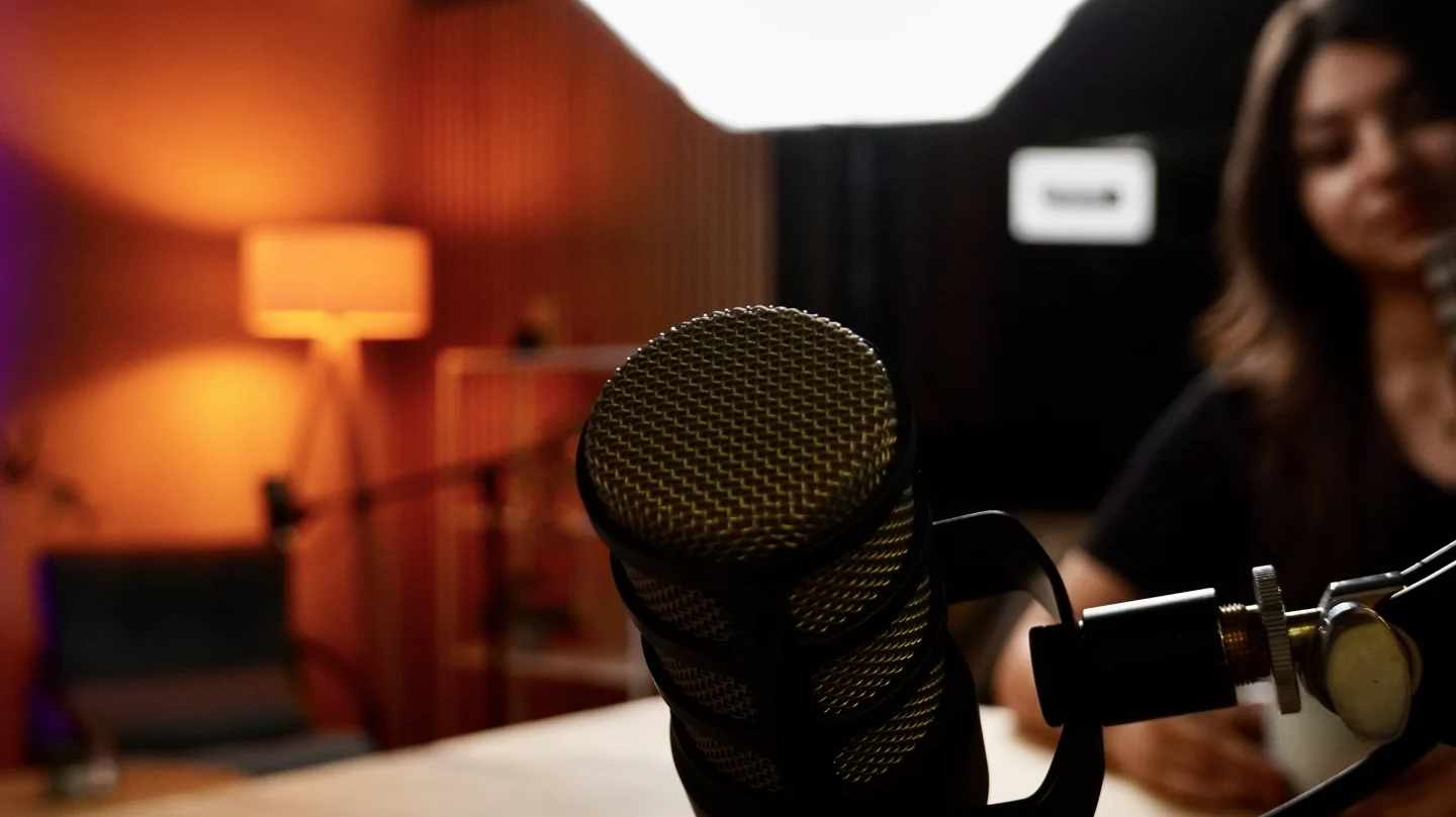 Studijski mikrofon u VisionsHQ podkast studiju u Beogradu